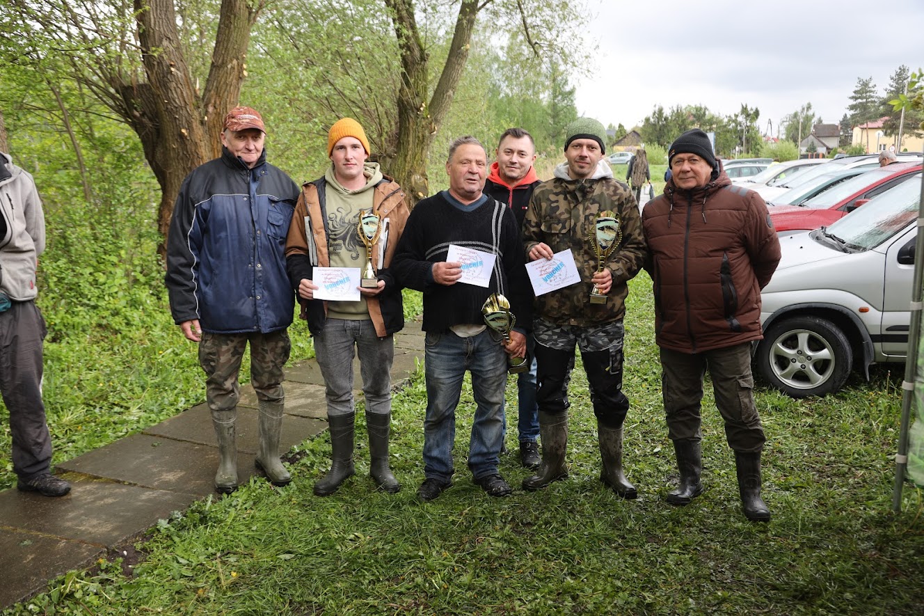 Stanisław Olejak triumfuje w pierwszych w tym roku zawodach wędkarskich.
